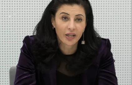 Dr. Amal Jadou Shakaa. Foto: Ernests Dinka, Saeima Izmantošanas, Wikimedia / CC BY-SA 2.0