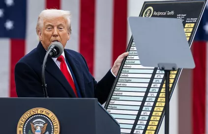 Trump toont een grafiek met tarieven die hij wil opleggen aan de rest van de wereld. Foto: Het Witte Huis, Flickr  