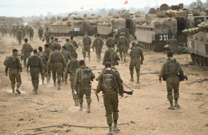 Israëlisch leger in actie in Gaza, eind oktober 2023. Foto: IDF Spokesperson's Unit, Wikimedia Commons 