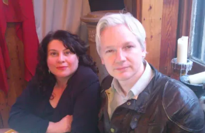 Stefania Maurizi met Julian Assange in Londen (2012). Foto: Stefania Muarizi