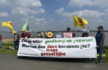 Op de Scheldedijk tegenover de centrale van Doel. Foto: VAKS