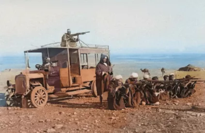 Vrachtwagen omgebouwd door strijders van El Khattabi (1922). Foto: Jean du Taillis/Bibliothèque Nationale de France