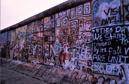 Een stukje van de Berlijnse Muur in 1986 die West- en Oost-Duitsland van elkaar scheidden. © Wikimedia Commons