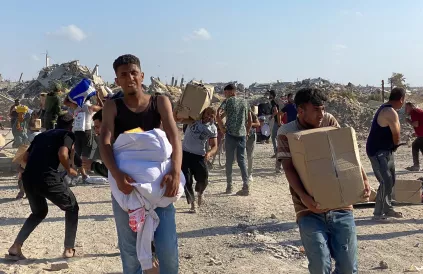 Het Israëlisch leger schiet op uitgehongerde inwoners van Gaza die zich naar een Amerikaans hulpcentrum haasten. Foto via X.