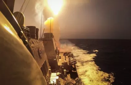 USS Carney bestookt Houthi-raketten. Foto: Aaron Lau, VS marine. 