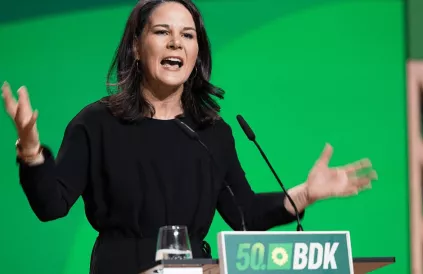 Annalena Baerbock, de achtergrond is groen. Foto: Martin Kraft/CC BY-SA 4:0