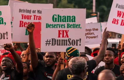 Dumsor ('aan-uit' door stroompannes) protest. Foto: Agyemang Duah Kweku/Flickr