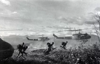 VS-soldaten landen in een 'free fire zone' waar ze mogen 'vuren op alles wat beweegt', kinderen inbegrepen (12 juli 1970). Foto: Public Domain