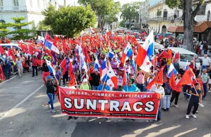 Panamese bouwvakkers en lerarenvakbonden in verzet tegen ‘Ley 462’, de wet die werknemersrechten inperkt. Foto via X.