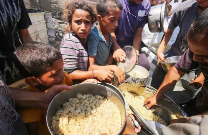 Gazanen in Deir el-Balah in de rij voor voedsel. Foto: UNRWA/CC BY-SA 4:0