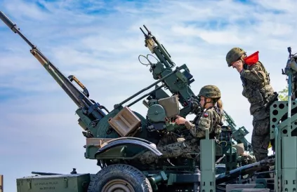 Luchtafweergeschut Ramstein (D). Elk nieuwste wapentuig creëert na enkele jaren zijn tegentechnologie waarop dan weer een 'gepast' antwoord nodig is. Deze waanzin garandeert een permanente lucratieve wapenwedloop. Foto: nato.int