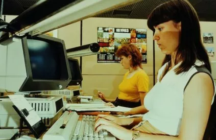 Computers 1983. Originele foto Deutsche Fotothek, vrij mits vermelding van de bron. Deze foto mag je wijzigen ‘op een redelijke manier’ als je duidelijk aangeeft dat hij gewijzigd werd. Foto: Deutsche Fotothek/CC BY-SA 3:0