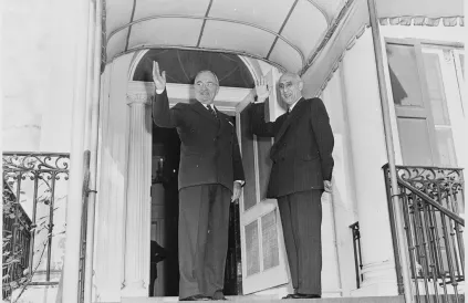 VS-president Harry Truman (l) ontvangt eerste minister van Iran Mossadegh op 23 oktober 1951. De plannen voor de staatsgreep anderhalf jaar later liggen al klaar. Foto: nara.gov/Public Domain