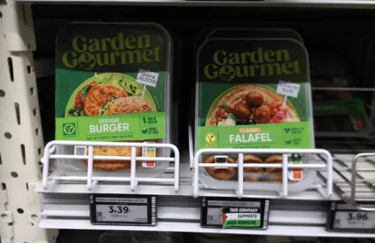 Een klant heeft in deze Colruyt een Palestina-sticker over de prijs van Garden Gourmet falafel geplakt (mei 2025). Foto: Rein van Gisteren