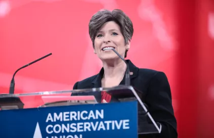 Besparen op ziekteverzekering is OK in de VS, want 'we gaan toch allemaal sterven' (Republikeins senator Joni Ernst). Foto: Gage Skidmore/CC BY-SA 4:0