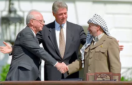 Yitzhak Rabin, Bill Clinton en Yasser Arafat na het ondertekenen van de Oslo-akkoorden in 1993. Foto: Vince Musi / The White House, Public Domain. 