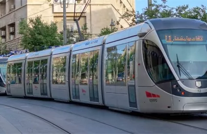 CAF-tram, Jeruzalem, breidt uit naar illegale koloniale nederzettingen. Verboden voor Palestijnen. Foto: Eliricon, Shutterstock
