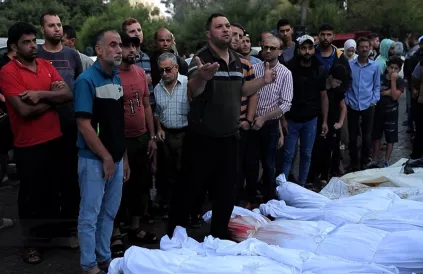 Foto van vermoord journalist Anas Al-Sharif, na het allereerste bombardement op een hospitaal in Gaza (Al Ahli). CC BY-SA 4:0