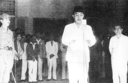 17 augustus 1945, Soekarno verklaart Indonesië onafhankelijk. Links van hem Mohammed Hatta. Foto: Frans Mendur/Public Domain