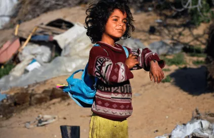 De zesjarige Sabha stapt naar school in Gaza vanuit hun tent nadat hun huis door Israël werd vernietigd in maart 2009. Foto: Eman Mohammed/CC BY-SA 3:0