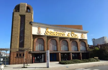 Voorgevel Museum Eperon d’Or. Foto: Spotter2/CC BY-SA 4:0