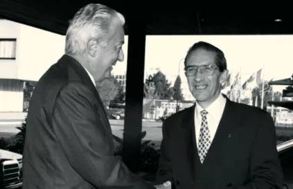 Op 17 oktober 1994 is er nog geen vuiltje aan de lucht voor kersvers NAVO-secretaris-generaal Willy Claes. Foto: NATO/Public Domain