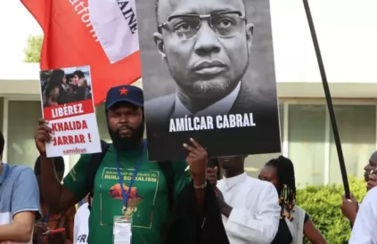 Booker Ngesa Omole (groene T-shirt), secr. gen. van de communistische partij van Kenia, ontvoerd op 24/2. Foto: Platform News.