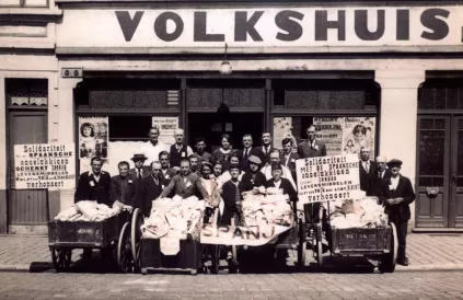 Solidariteitsactie in juli 1937 aan het Volkshuis van Sint-Amandsberg in Gent. Foto: AMSAB-ISG, Gent