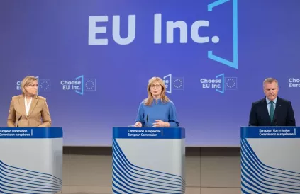 Europese Commissarissen Henna Virkkunen Ekaterina, Zaharieva en Michael McGrath op een persconferentie in Brussel, 18 maart 2026. (CE - Service audiovisuel / Bogdan Hoyaux / European Union)