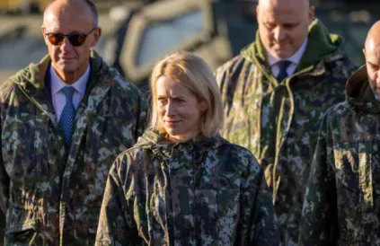 Politieke leiders in militaire outfit moeten de geesten rijp maken voor oorlog. Bondskanselier Friedrich Merz (l) naar EC-vicevoorzitter Kaja Kallas. Foto: eeas.europe.eu/Public Domain 