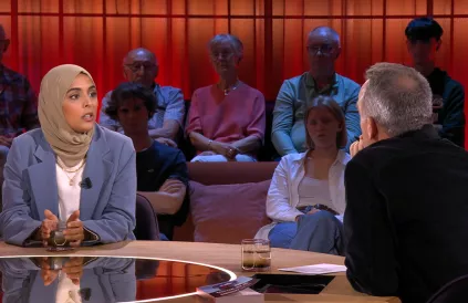 Lerares Hadija Amajoud werd ontslagen vanwege haar hoofddoek. Foto: screenshot VRT Max, De Afspraak 14 september 2026.