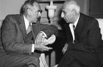 VS-minister van Buitenlandse Zaken Dean Acheson spreekt in Washington DC met Iraans eerste minister Mohammed Mossadegh op 24 oktober 1951. Acheson is dan al op de hoogte van de plannen voor de staatsgreep. Bron: Public Domain