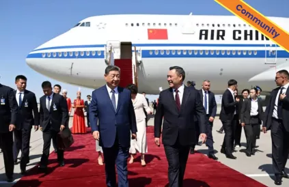 President Sadyr Japarov van Kirgizië ontvangt president Xi Jinping van China op de SCO-top in Bishkek. Foto: The National 