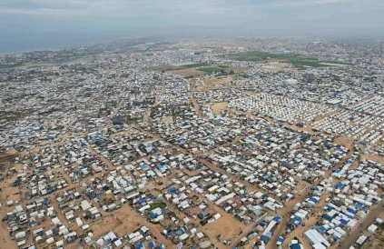 Luchtfoto van het gebied Al-Mawasi in de Gazastrook, waar ontheemde Palestijnen in tenten verblijven. Foto: Ashraf Amra, CC BY-SA 3.0 IGO
