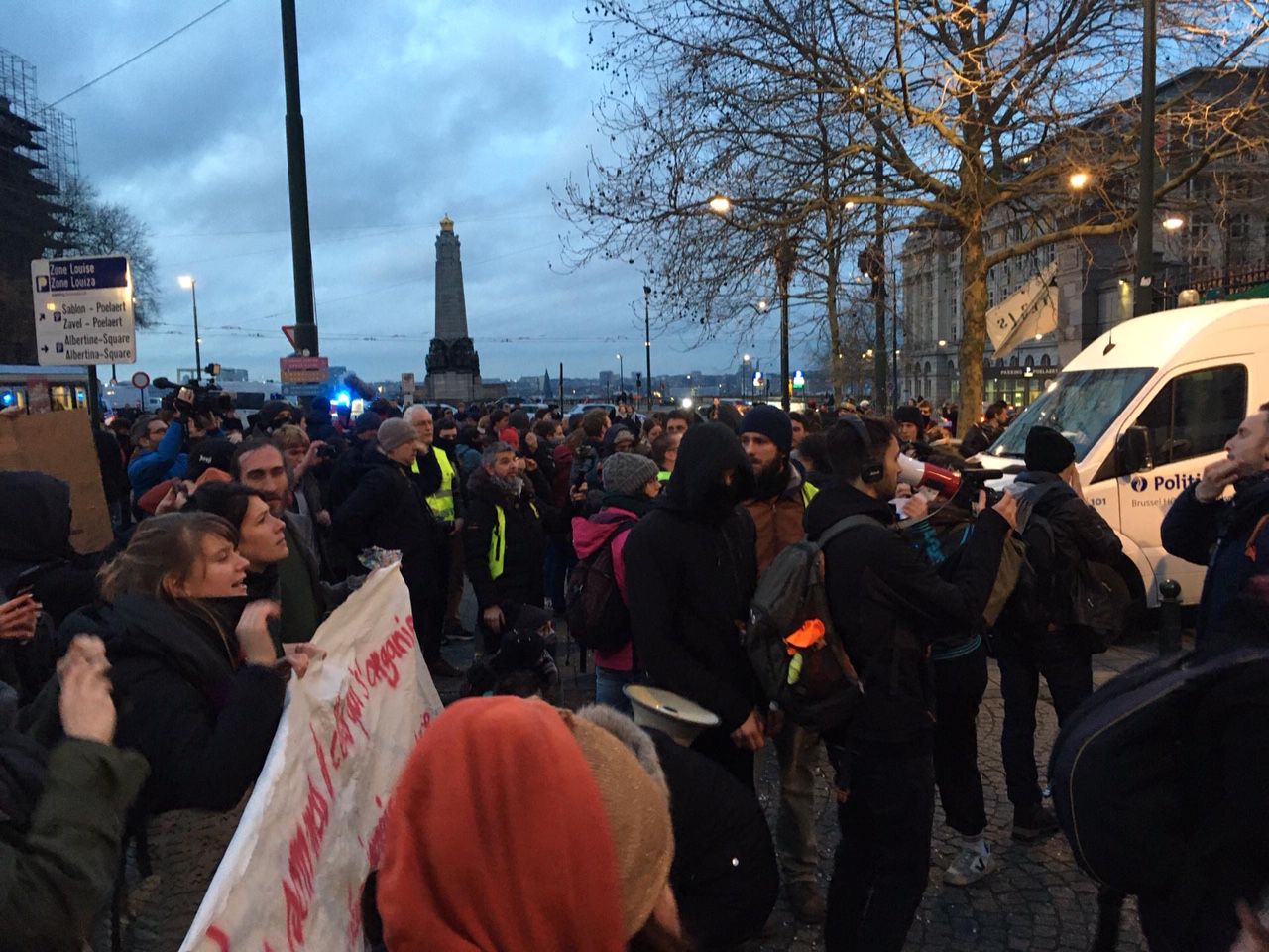 Zo'n 150 mensen hebben zich verzameld voor het Justitiepaleis in Brussel.