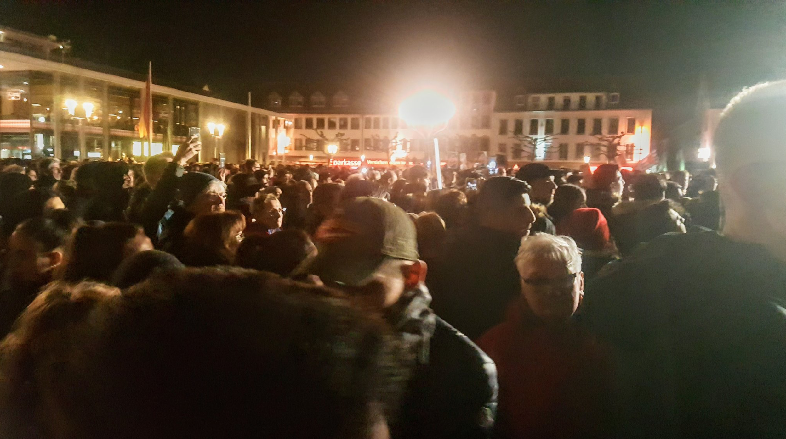 Mensen komen samen op een plein na de aanslag in Hanau.