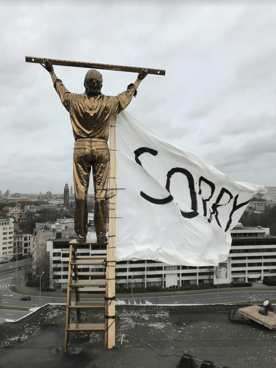 #MeToo-actie tegen Jan Fabre. Kunststudenten laten Jan Fabre-beeld in Antwerpen 'sorry' zeggen tegen zijn misbruikslachtoffers.