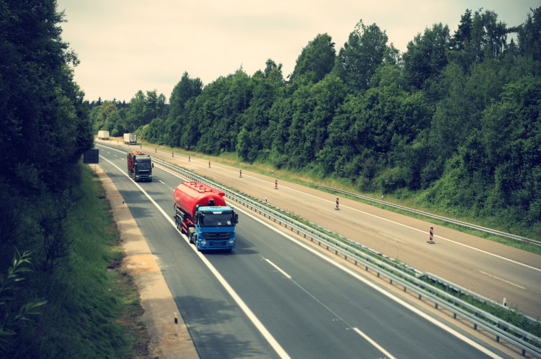 Vrachtwagens op de snelweg.