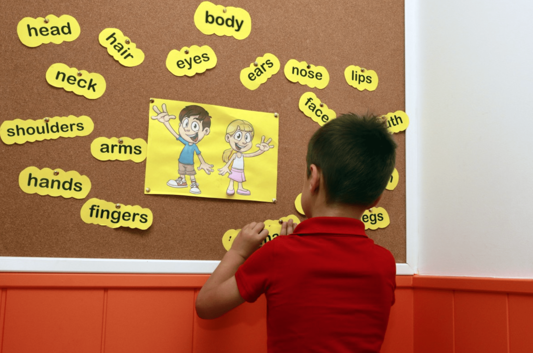 Een kind leert taal.