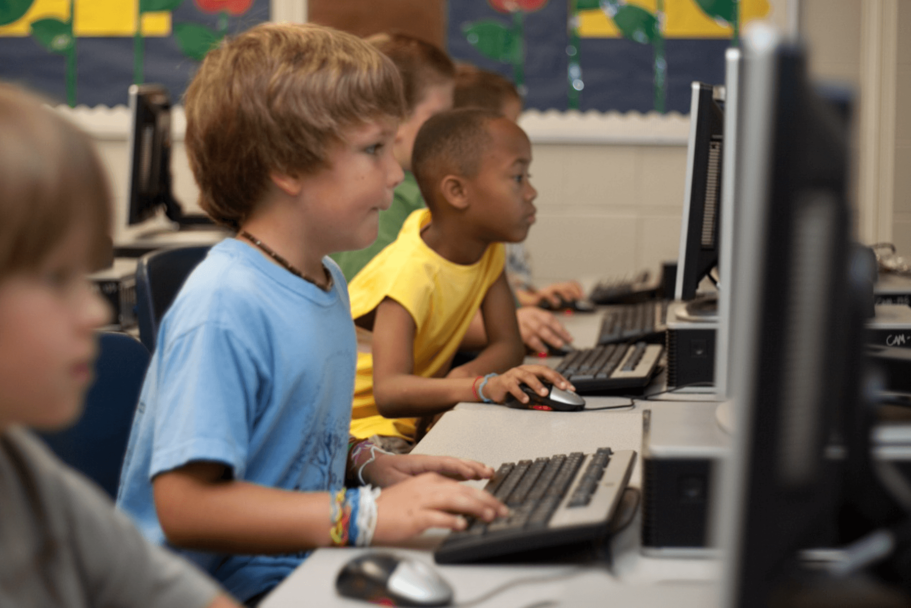 Kinderen achter computer.