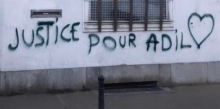 Grafity-tekst op een muur in Brussel: 'Justice pour Adil'