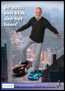 Een campagnebeeld van Fietscampagne vzw: 'Je auto, een blok aan het been!'