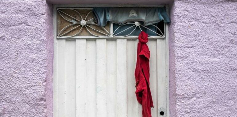 Rode doeken in arme wijken van de Colombiaanse steden