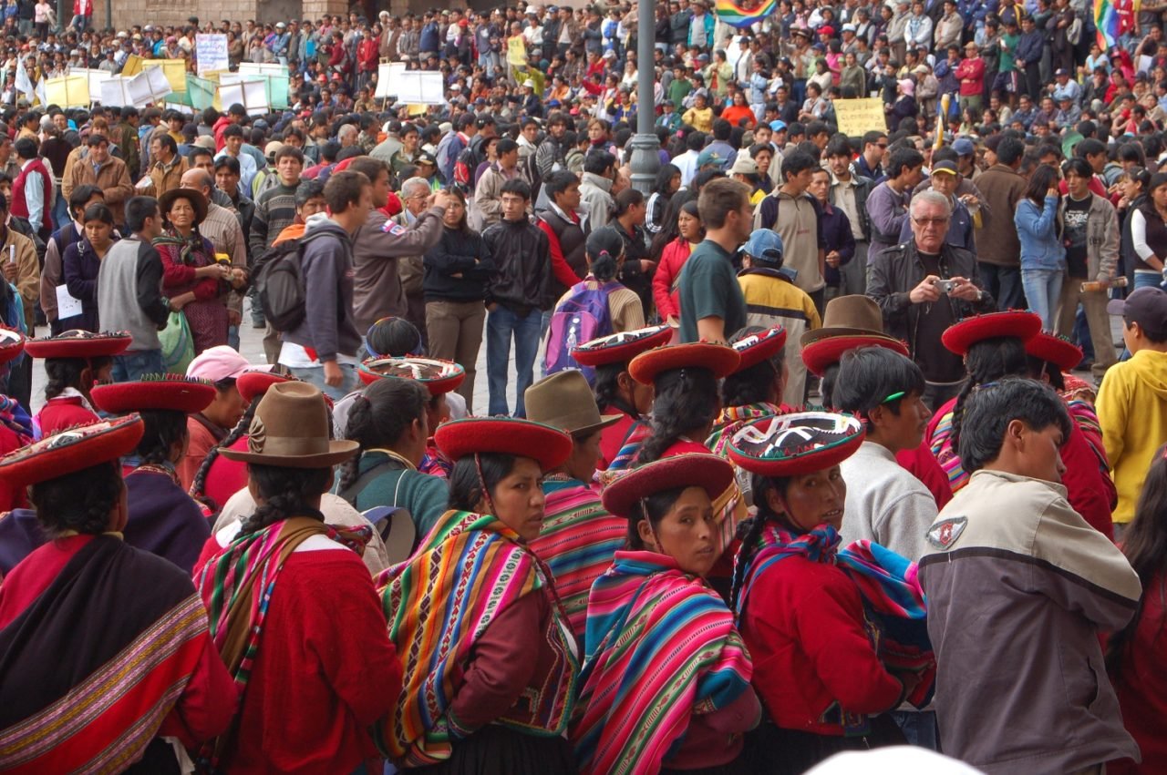 Пестрое население. Население Перу перуанцы. Парагвай люди. Чили жители чилийцы. Латинская Америка люди.