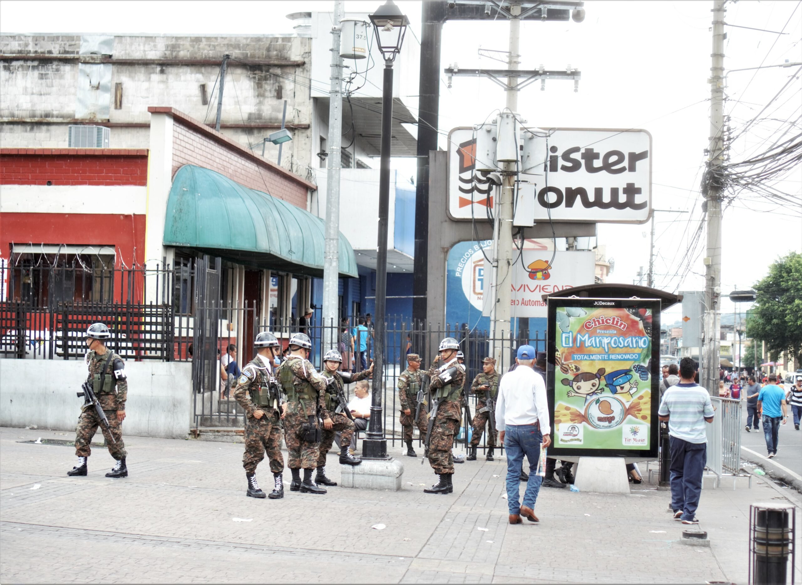 military on street El Salvador