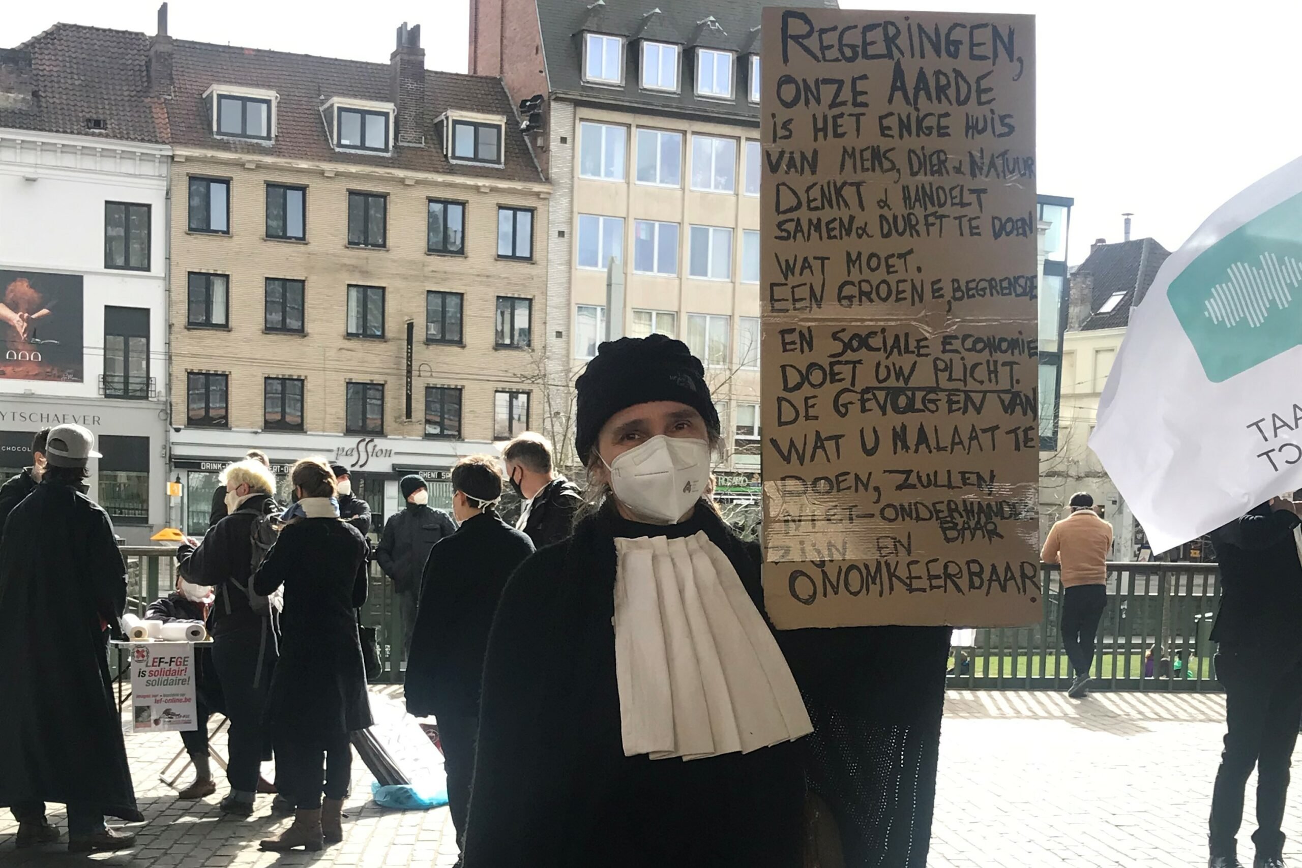 Klimaatadvocate met protestbord