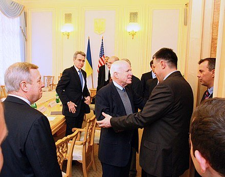 John McCain en Oleh Tyahnybok