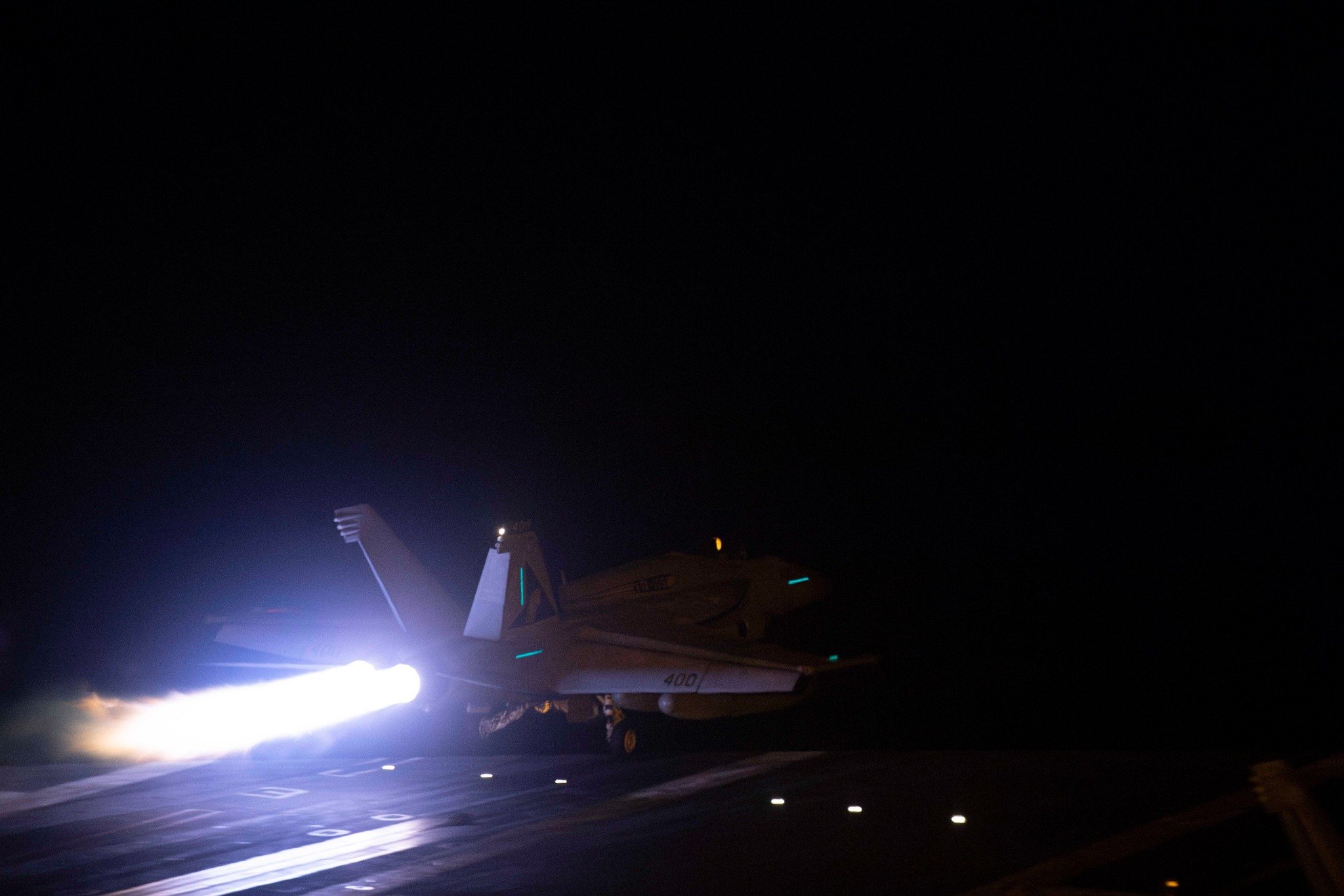 Een F/A-18 van de Amerikaanse marine stijgt op voorafgaand aan de aanvallen