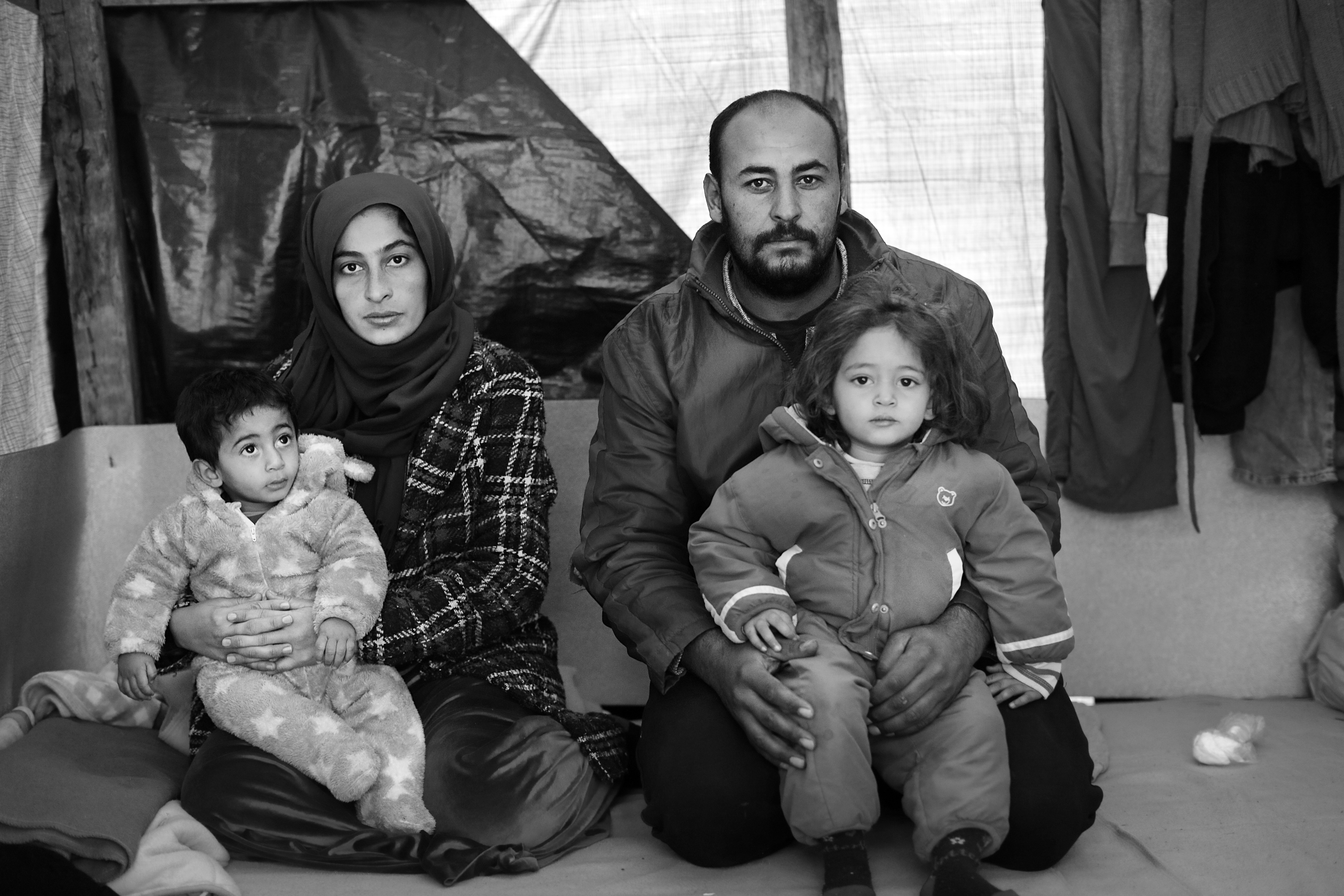 Salih (27) is met zijn zwangere vrouw Rahaef (22) en twee kindjes naar Europa gevlucht.