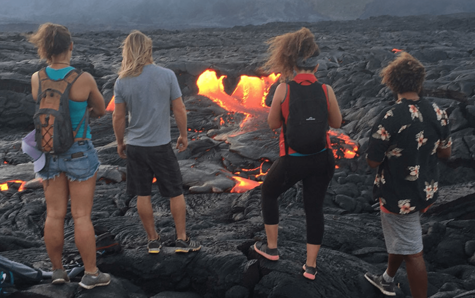 Wandelaars rondom een vulkaan.